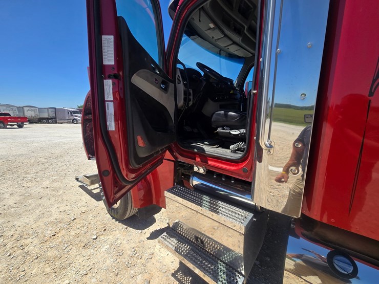 2023-peterbilt-567-image-51