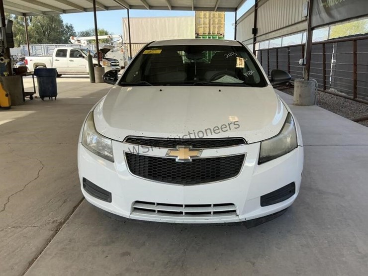 2013-chevrolet-cruze-ls-sdn-image-3