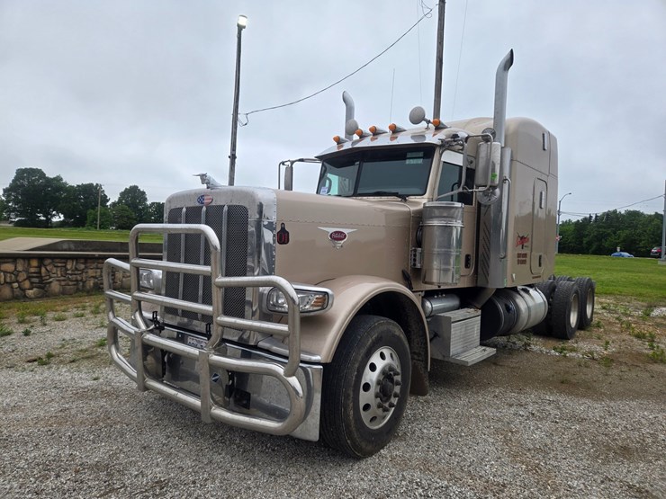 2016-peterbilt-389-image-2