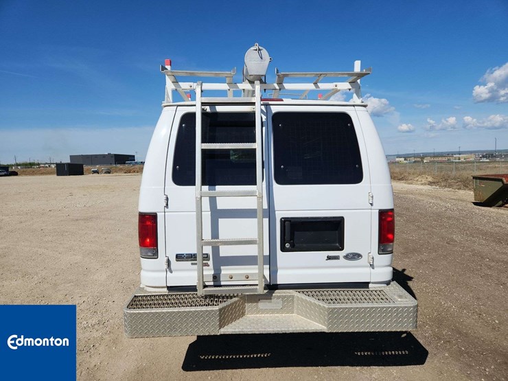 2014-ford-cargo-image-7