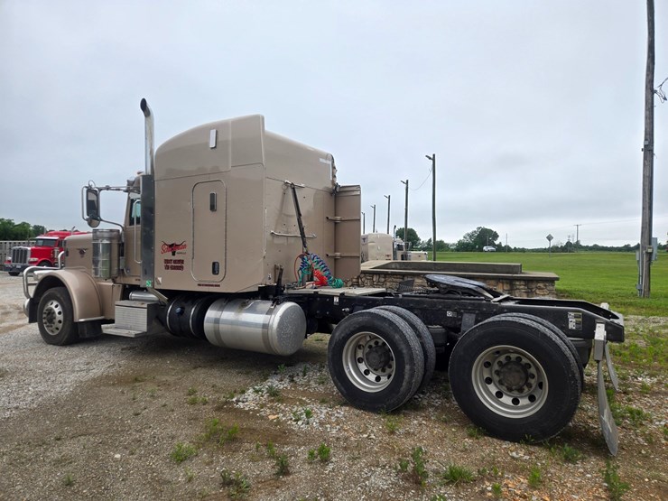 2016-peterbilt-389-image-11