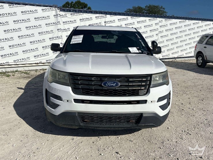 2016-ford-explorer-image-28