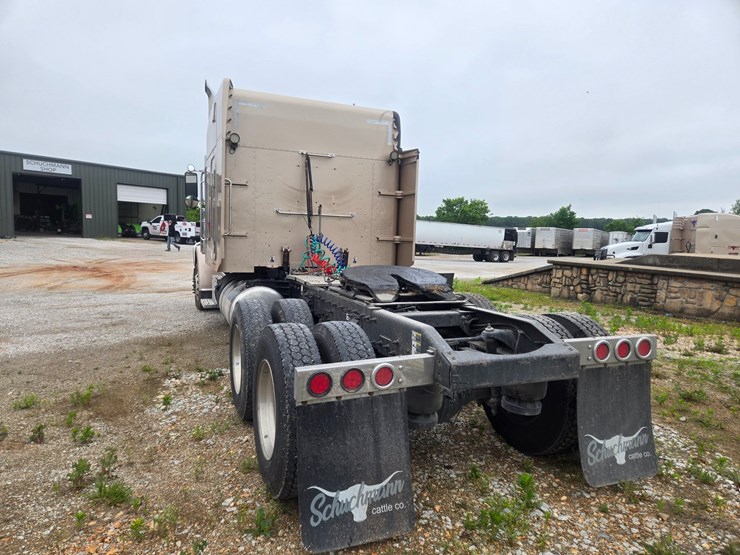 2016-peterbilt-389-image-14