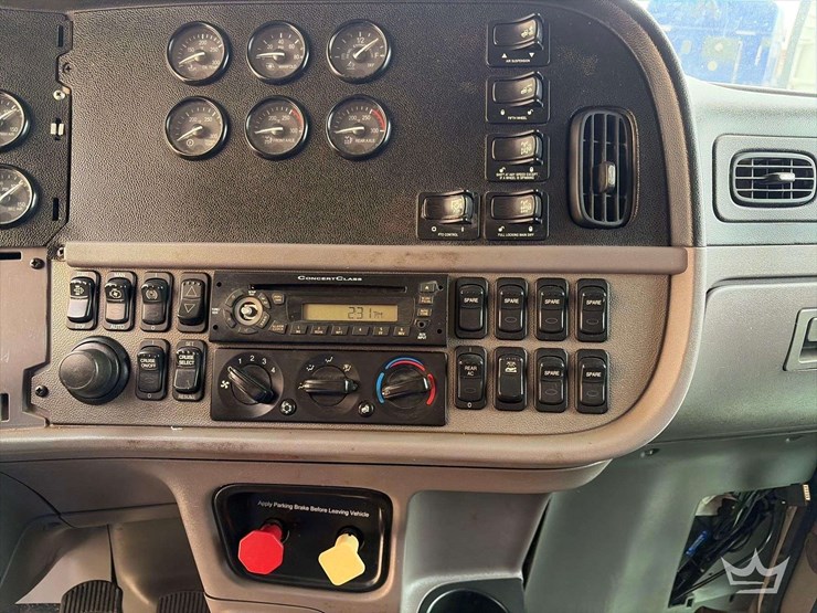 2013-peterbilt-367-image-17