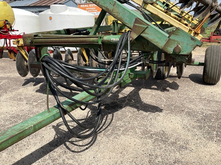 john-deere-220-image-22
