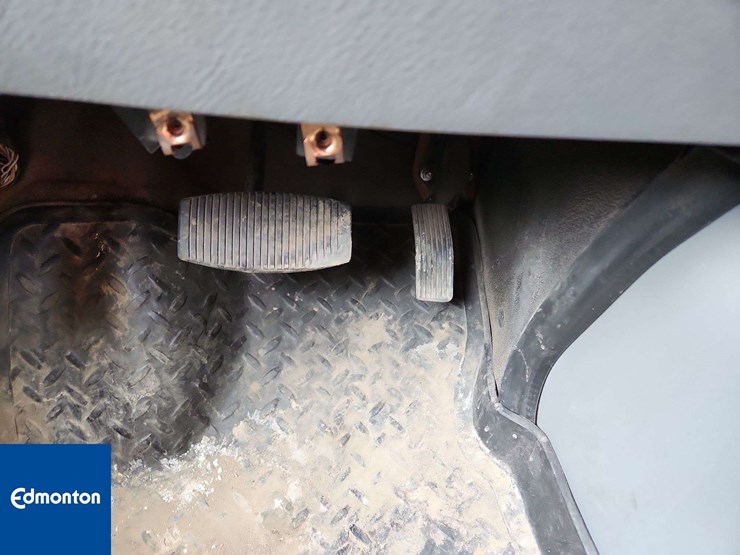 2014-ford-cargo-image-13