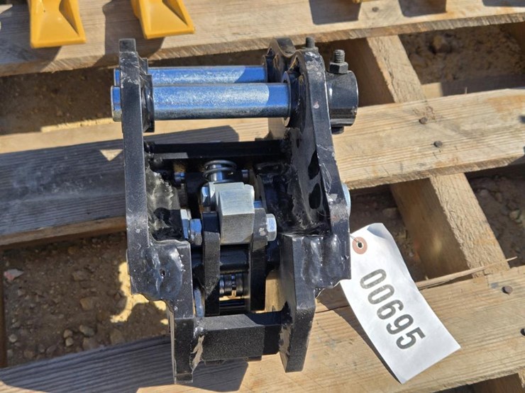 #695-•-new-sdlanch-mini-excavator-semi-automatic-coupler-image-3