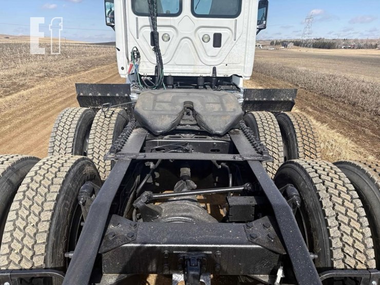 2013-freightliner-cascadia-125-image-7