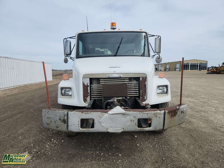 1999-freightliner-fl70-image-9