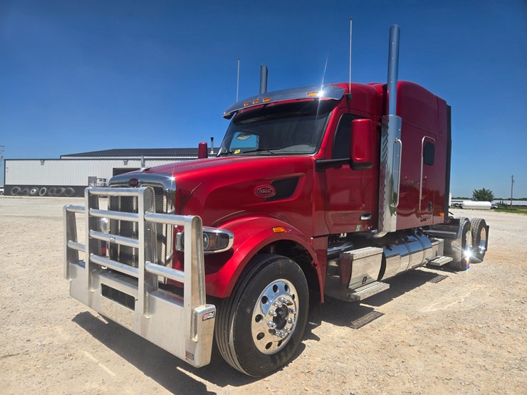 2023-peterbilt-567-image-2