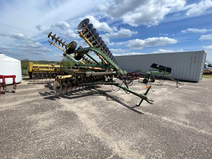 john-deere-220-image-3