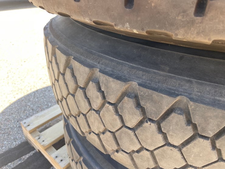 #8784-•-(3)-11r24.5-tires-image-3
