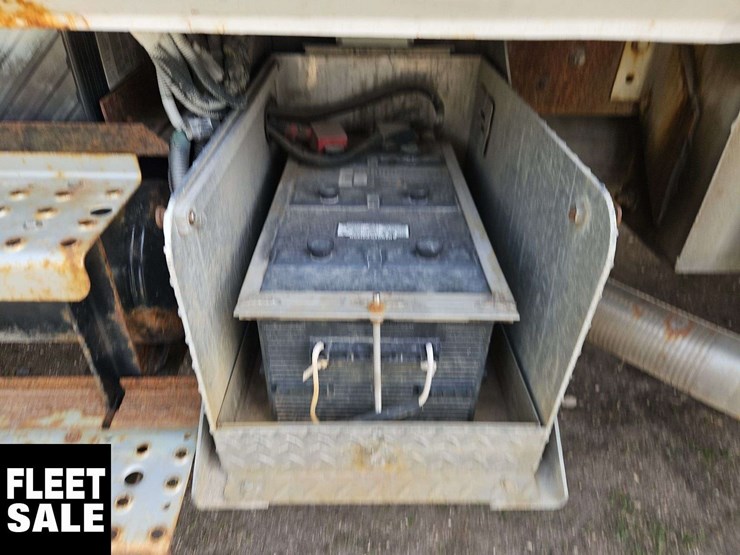 2002-freightliner-fl80-image-24