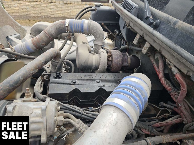 2002-freightliner-fl80-image-38