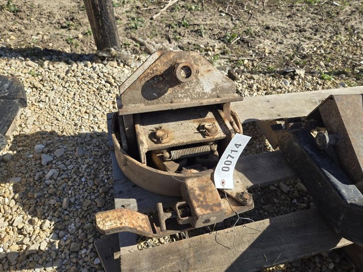 #714-•-small-5th-wheel-white-hitch-image-1