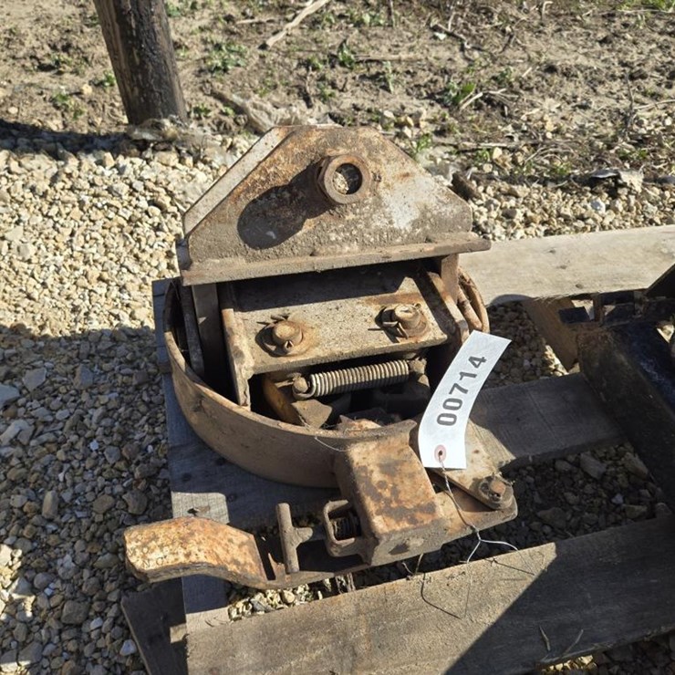 #714 • SMALL 5TH WHEEL WHITE HITCH