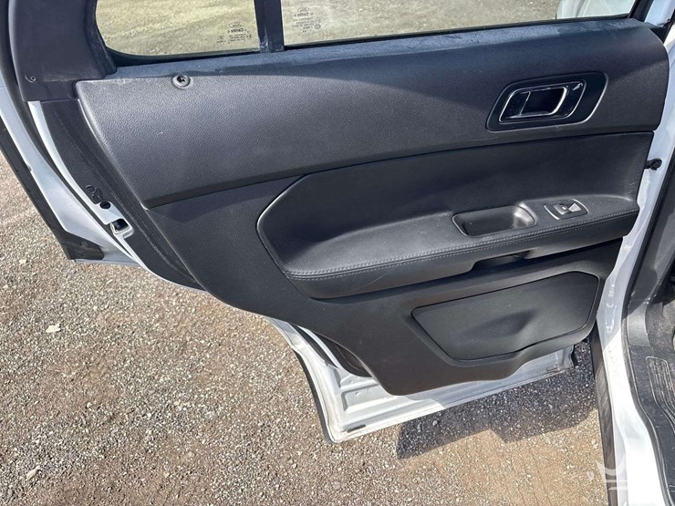2017-ford-explorer-image-16