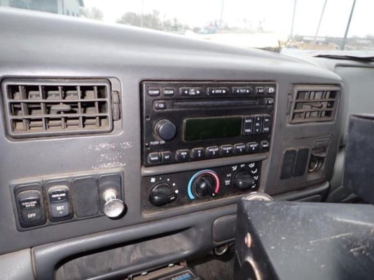 2006-ford-f650-xlt-image-17