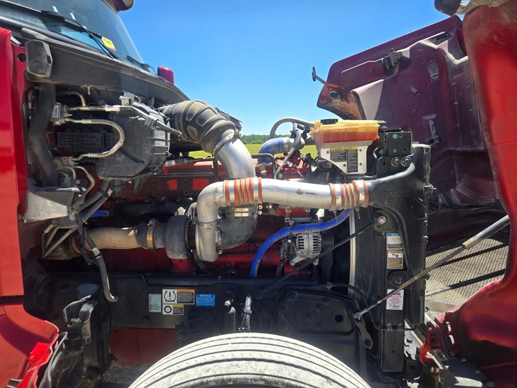 2023-peterbilt-567-image-42