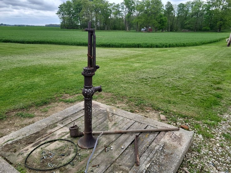 antique-water-pump*buyer-is-responsible-for-removal*-image-2