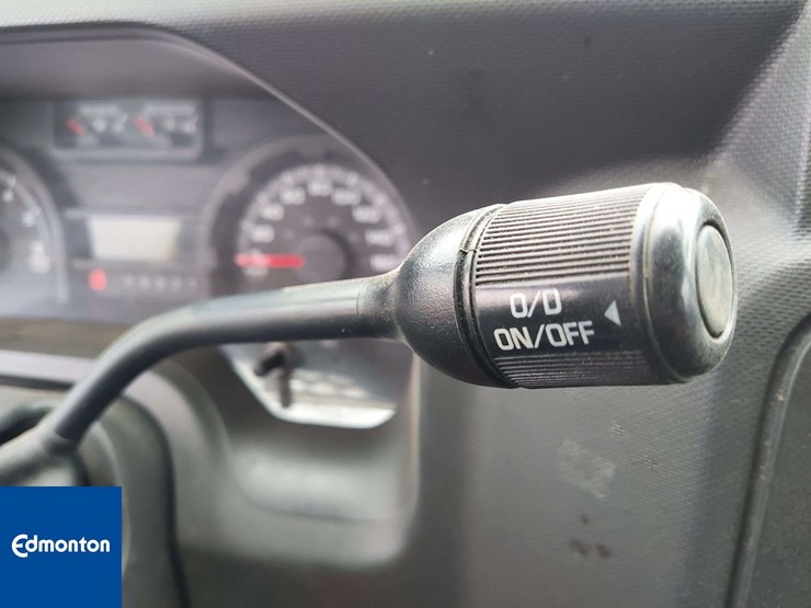 2013-ford-cargo-image-9