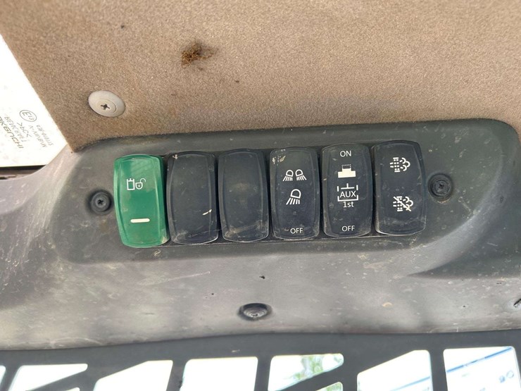 skid-steer-image-24