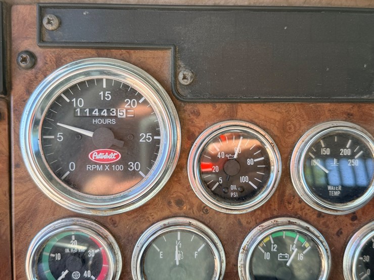 2006-peterbilt-335-image-46
