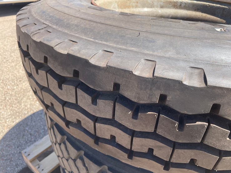 #8784-•-(3)-11r24.5-tires-image-4