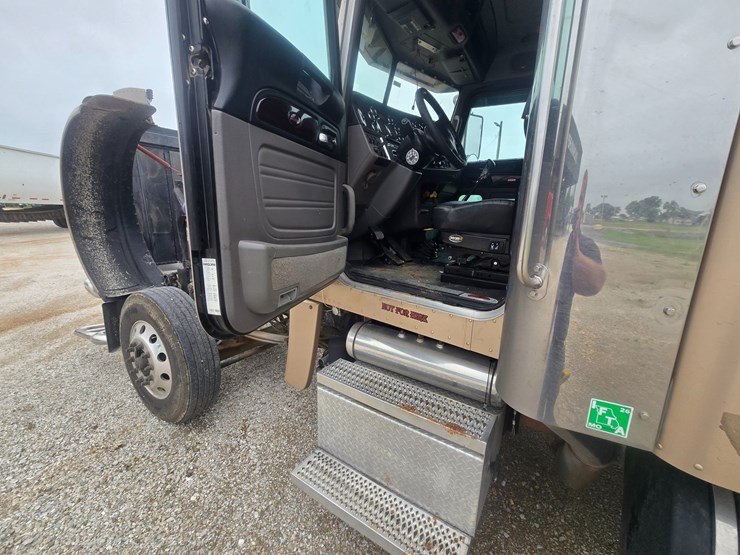 2016-peterbilt-389-image-50