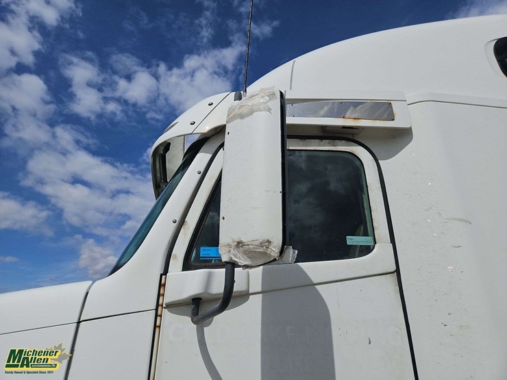 2006-freightliner-columbia-120-image-24