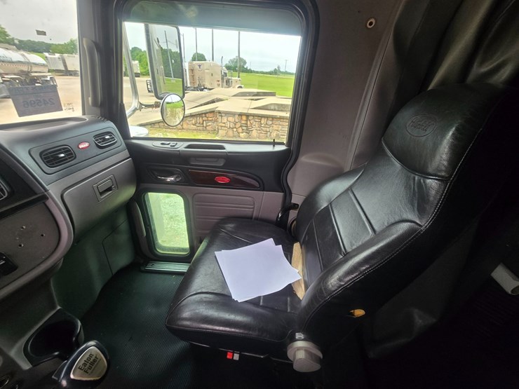 2016-peterbilt-389-image-55