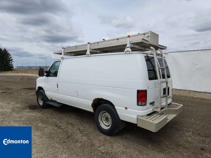 2014-ford-cargo-image-3