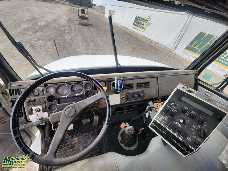 1999-freightliner-fl70-image-19