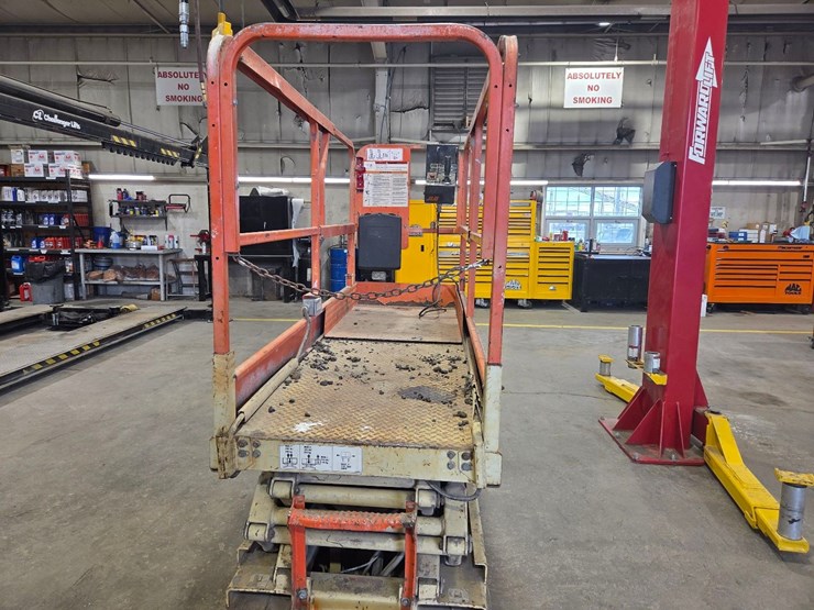 1999-jlg-2032-e2-electric-scissor-lift-image-4