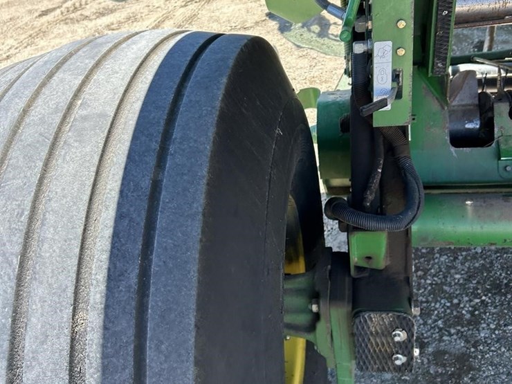 2012-john-deere-569-premium-image-10