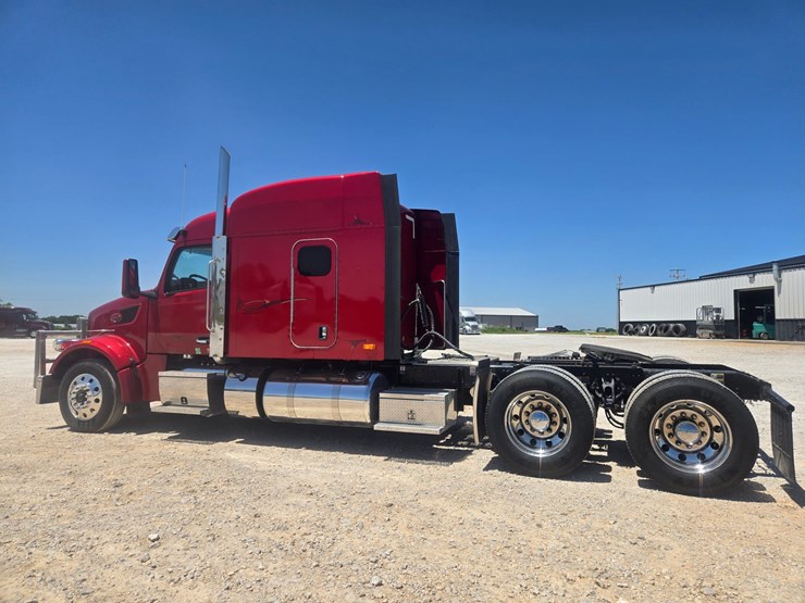 2023-peterbilt-567-image-10