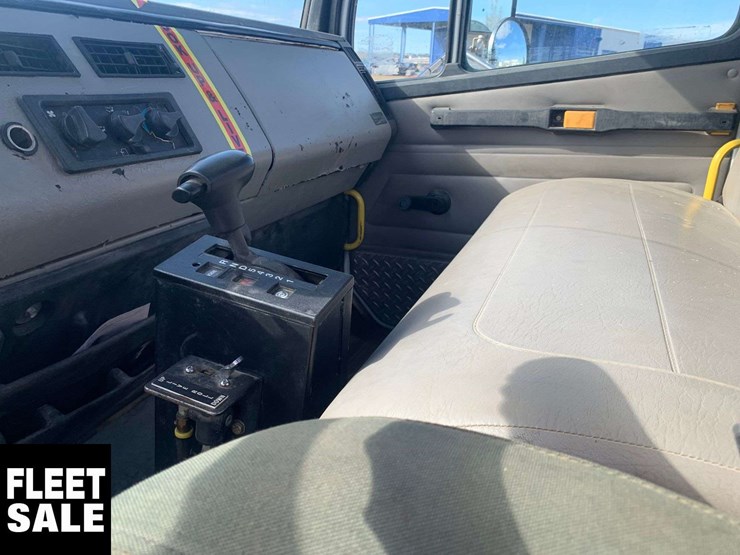 2003-freightliner-fl106-image-17