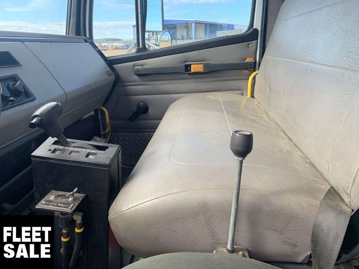 2003-freightliner-fl106-image-17