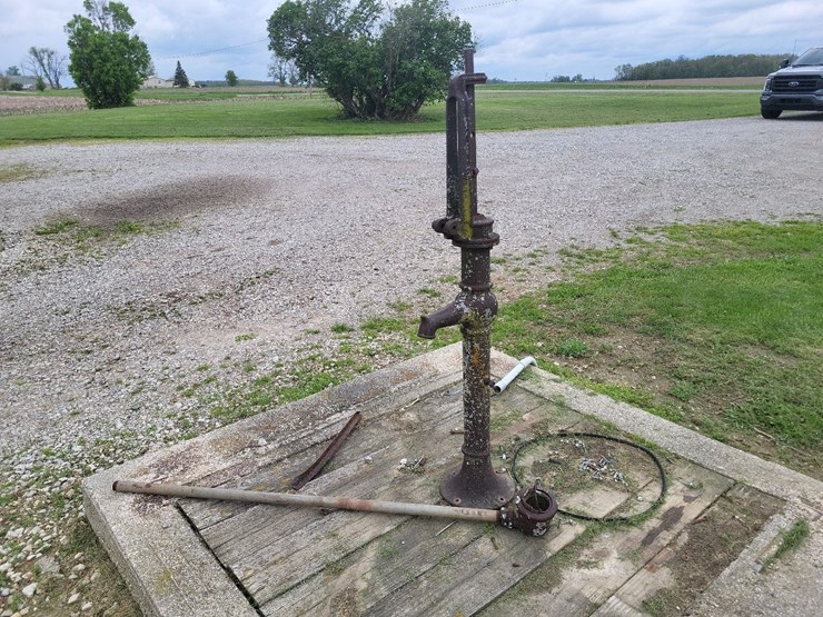 antique-water-pump*buyer-is-responsible-for-removal*-image-4