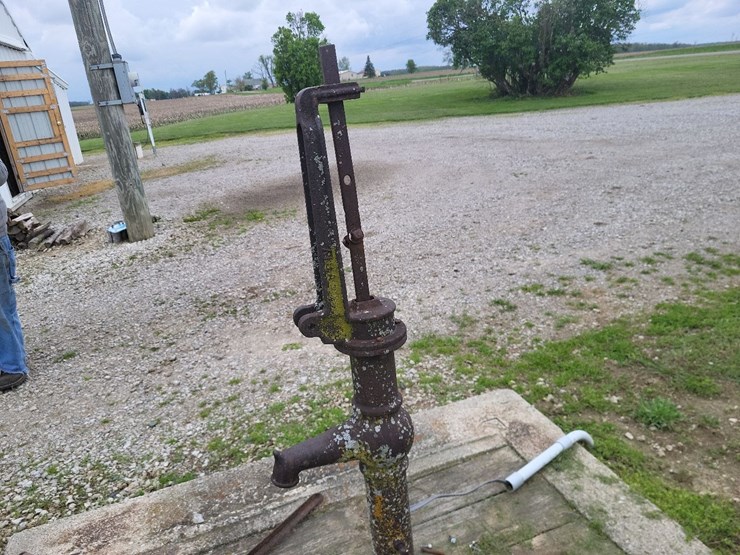 antique-water-pump*buyer-is-responsible-for-removal*-image-6
