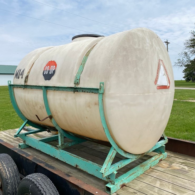 1000 gal water/fertilzer tank on skid