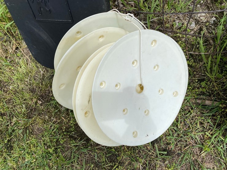 kinze-planter-box-lid-and-wheel-covers-image-2