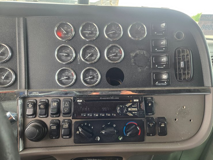 2016-peterbilt-389-image-58