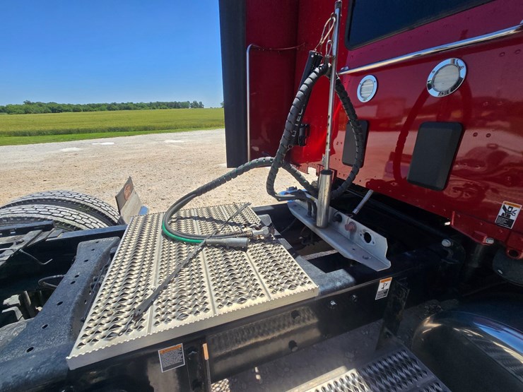 2023-peterbilt-567-image-98