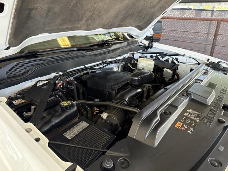 2015-chevrolet-silverado-2500hd-image-14