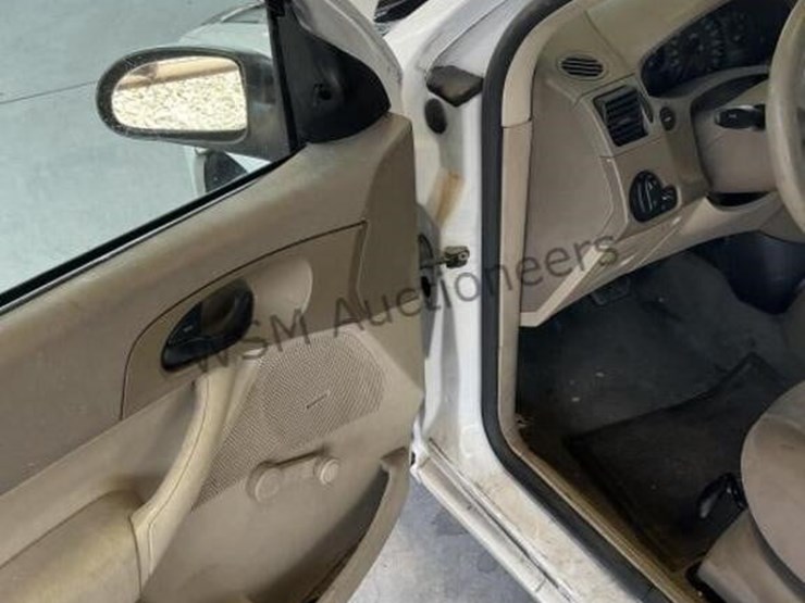 2005-ford-focus-sdn-image-22