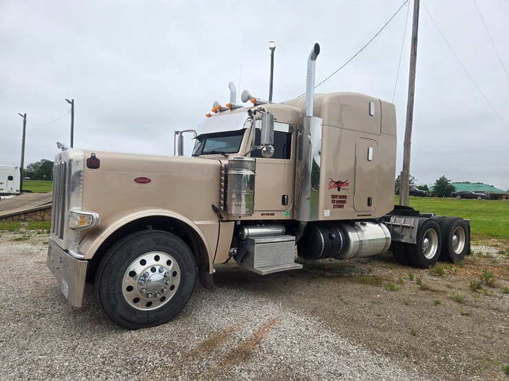 2016-peterbilt-389-image-4