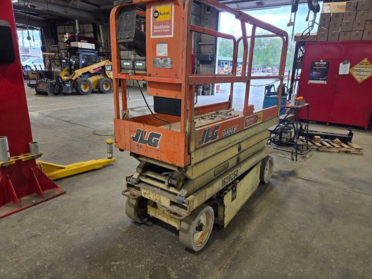 1999-jlg-2032-e2-electric-scissor-lift-image-9