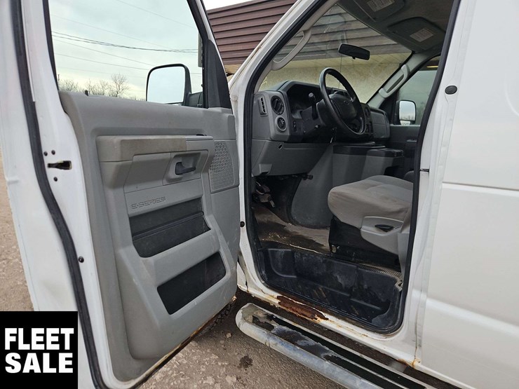 2013-ford-cargo-image-17