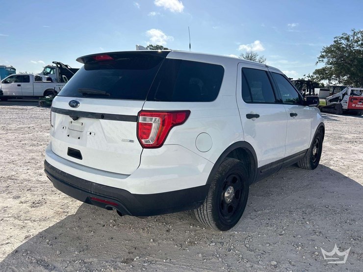 2016-ford-explorer-image-3